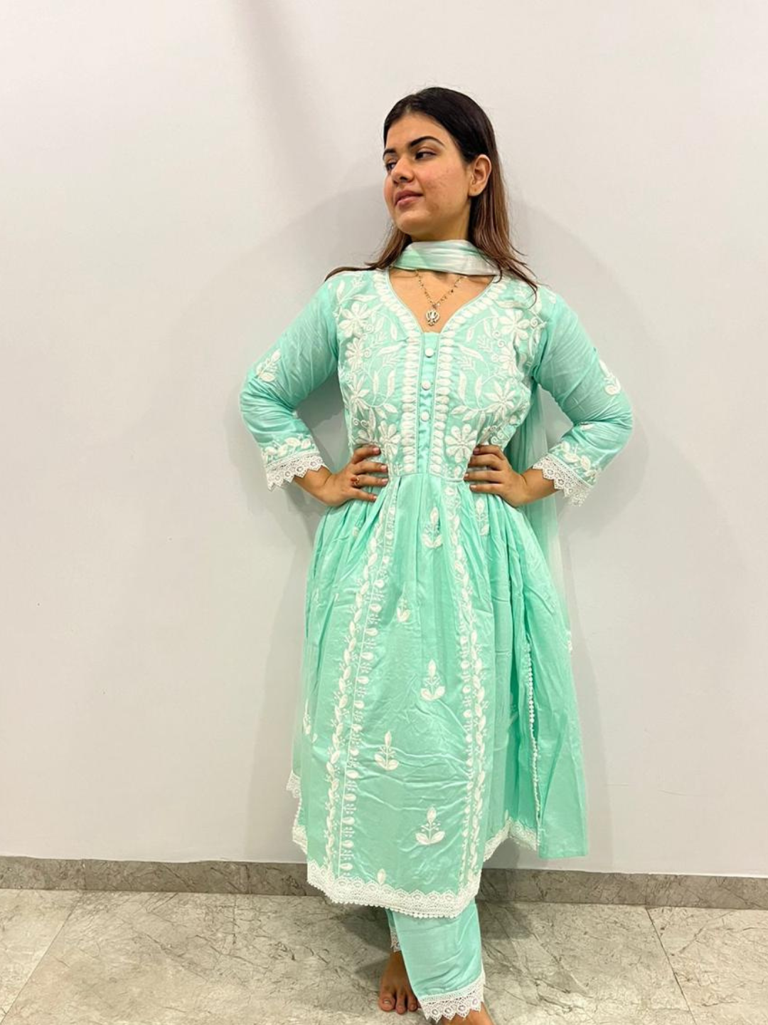 CHIKANKARI REYON COTTON KURTA SET WITH NAZEEN DYE DUPATTA